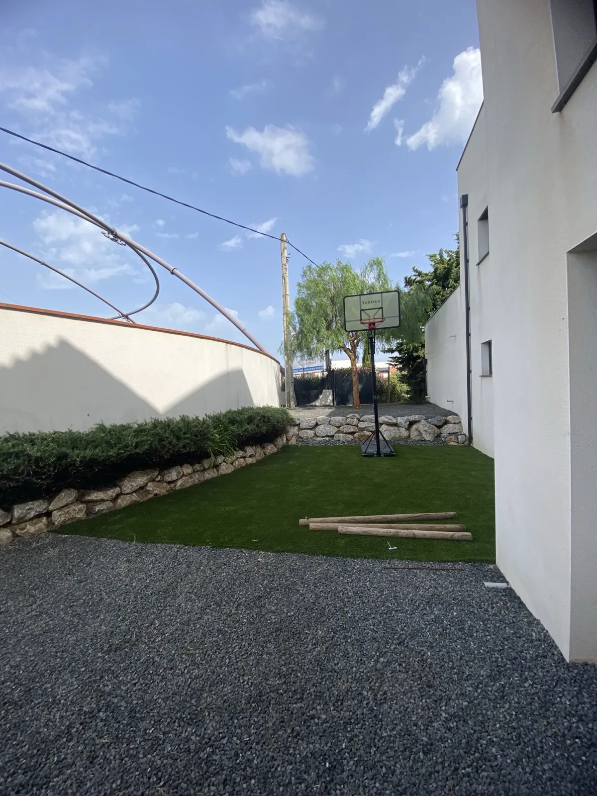 Gazon synthétique fraîchement posé devant villa — paysagiste Vertical Élagage Perpignan