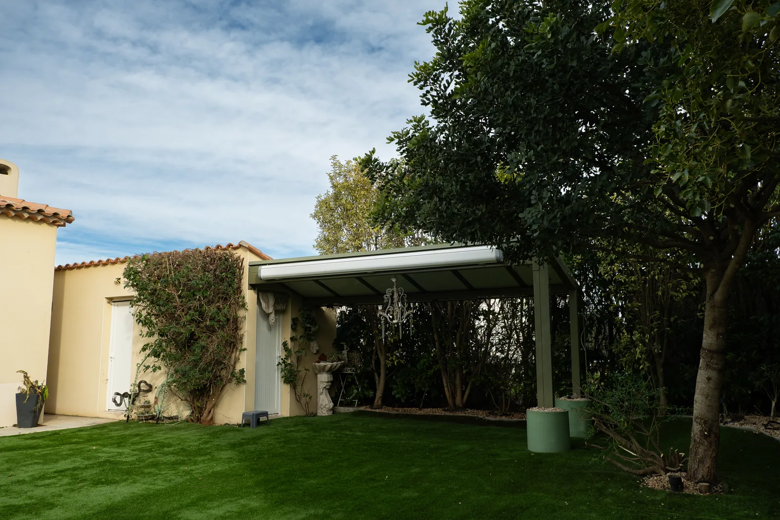 Pergola et jardin méditerranéen entretenu — Vertical Élagage Perpignan