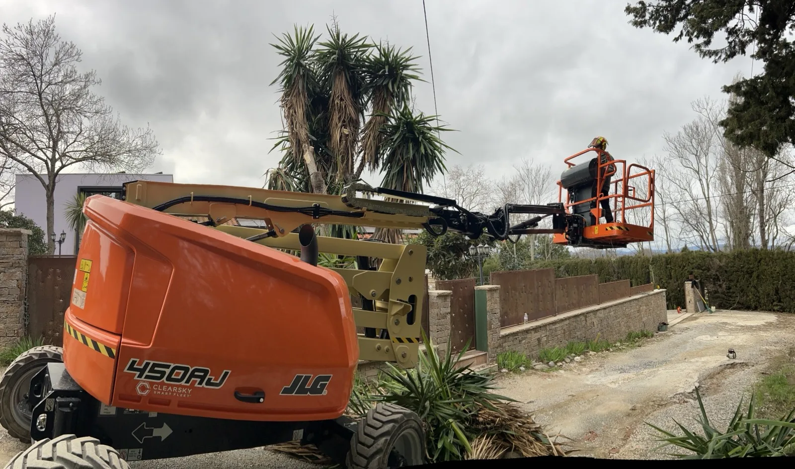 Nacelle articulée JLG 450AJ déployée pour élagage — Vertical Élagage Perpignan