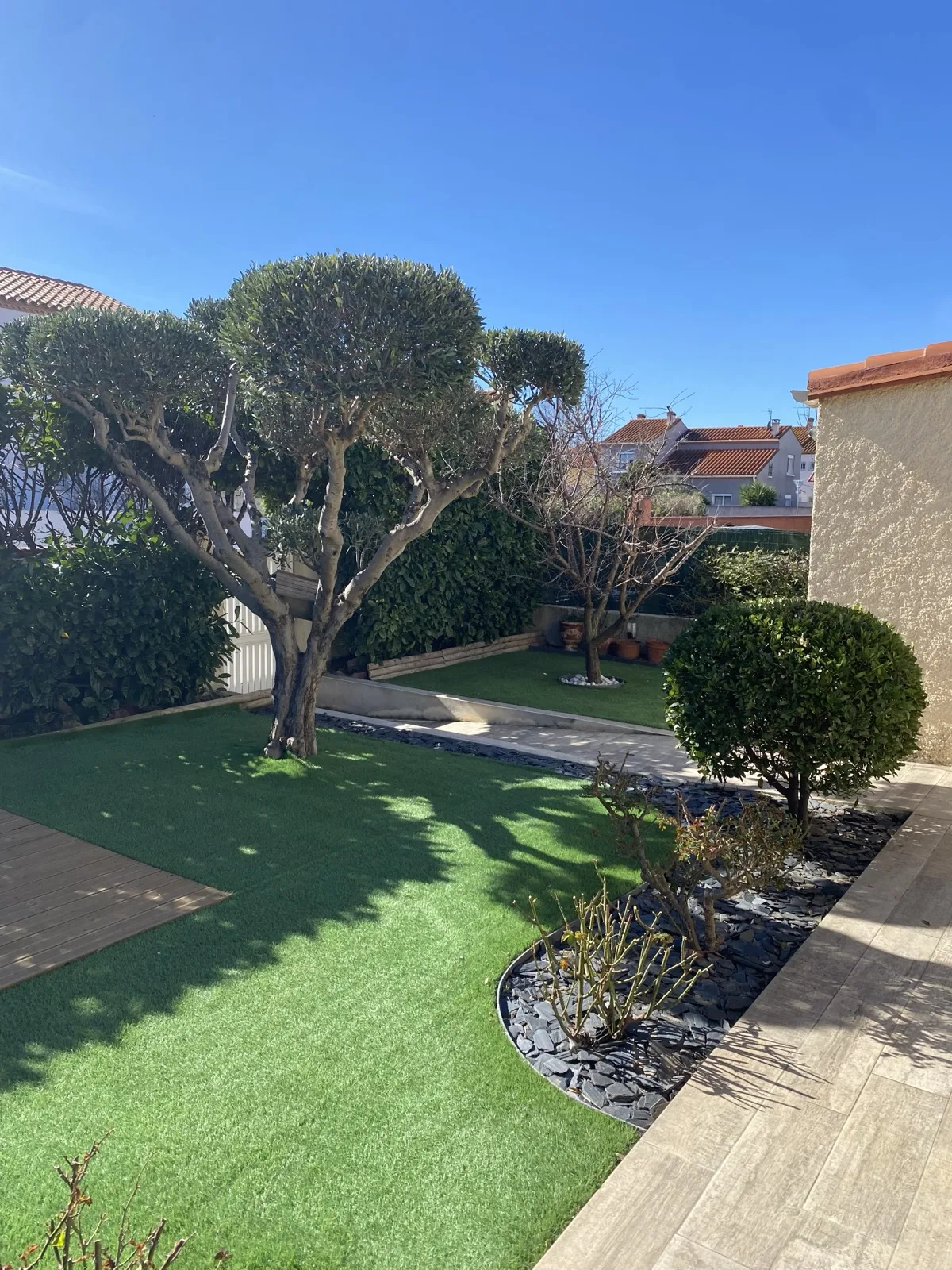 Topiaires sculptés en boules sur gazon synthétique — jardin villa Perpignan, Vertical Élagage